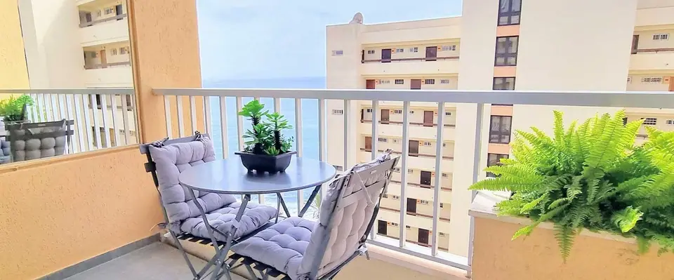 Balcón con mesa y vistas a la costa de Marbella