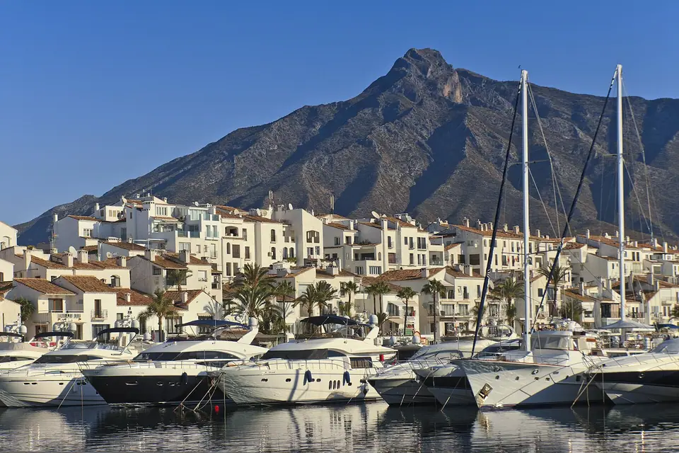 Puerto Banús con la montaña La Concha al fondo