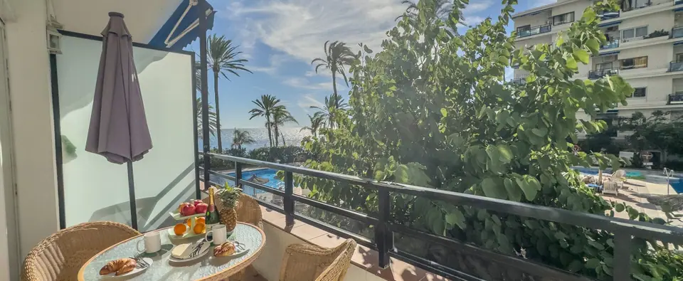 Desayuno servido en una terraza con vistas al mar
