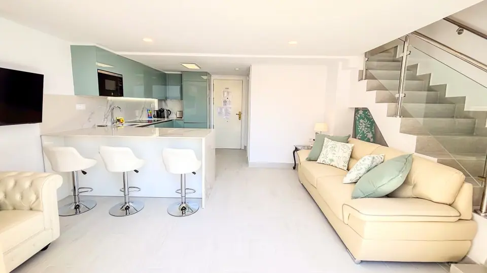 Salón reformado de un apartamento gestionado por Marbella Skol