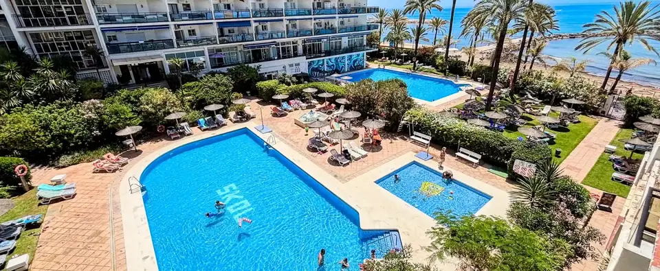 Piscinas y jardines del Edificio Skol junto a la playa
